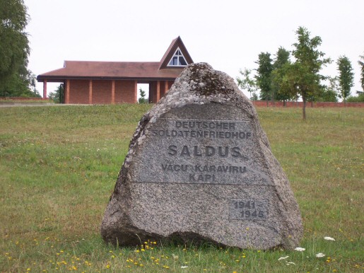 Eingangsstein Friedhof Saldus